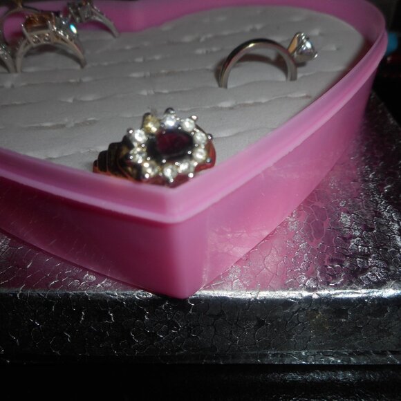 Large Red stone surrounded by a circle of white stones on gold metal - Picture 3 of 7